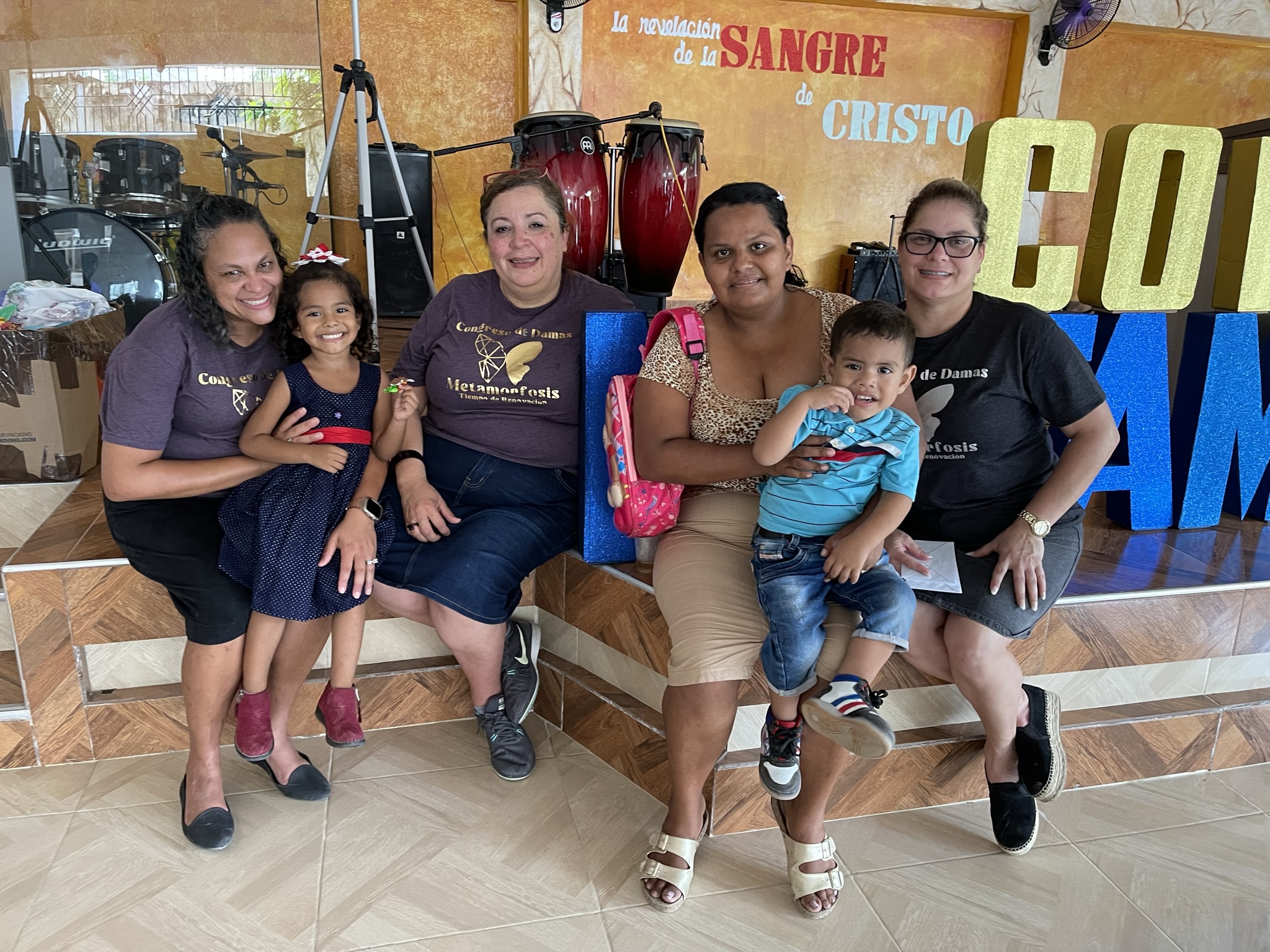 El equipo junto a la familia del pequeño