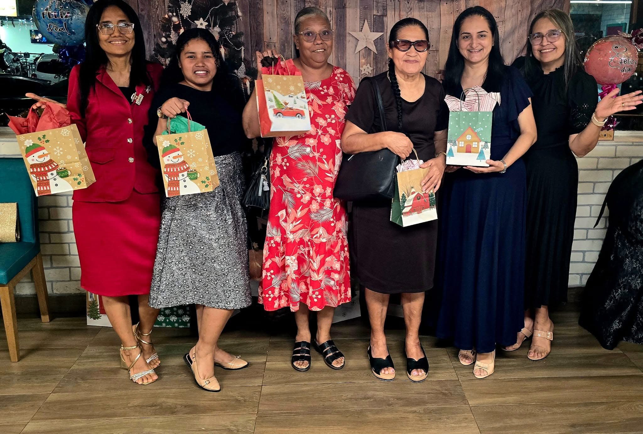 Reconocimiento navideño a las damas del ministerio