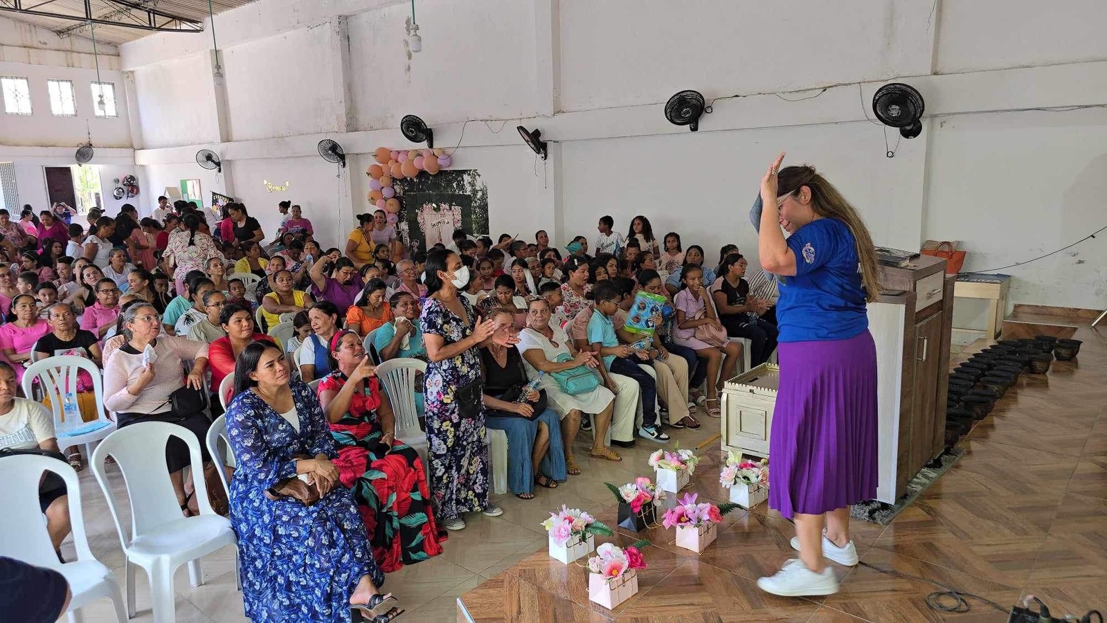 Ministración en el congreso de damas en Colombia