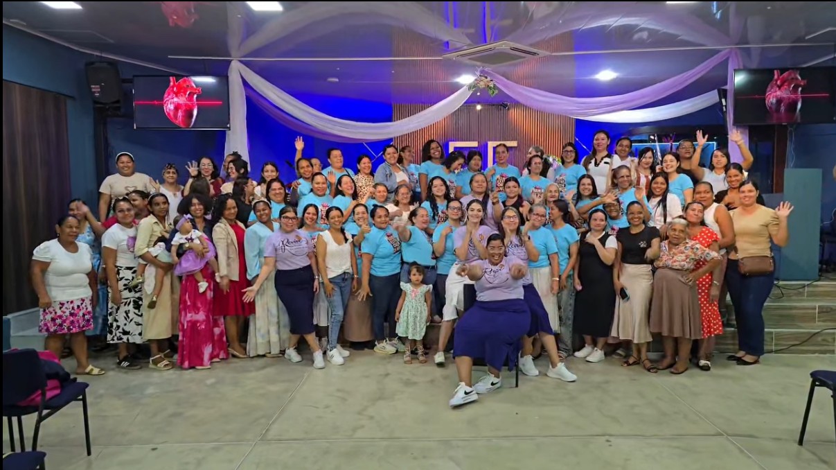 Mujeres del ministerio reunidas en un encuentro