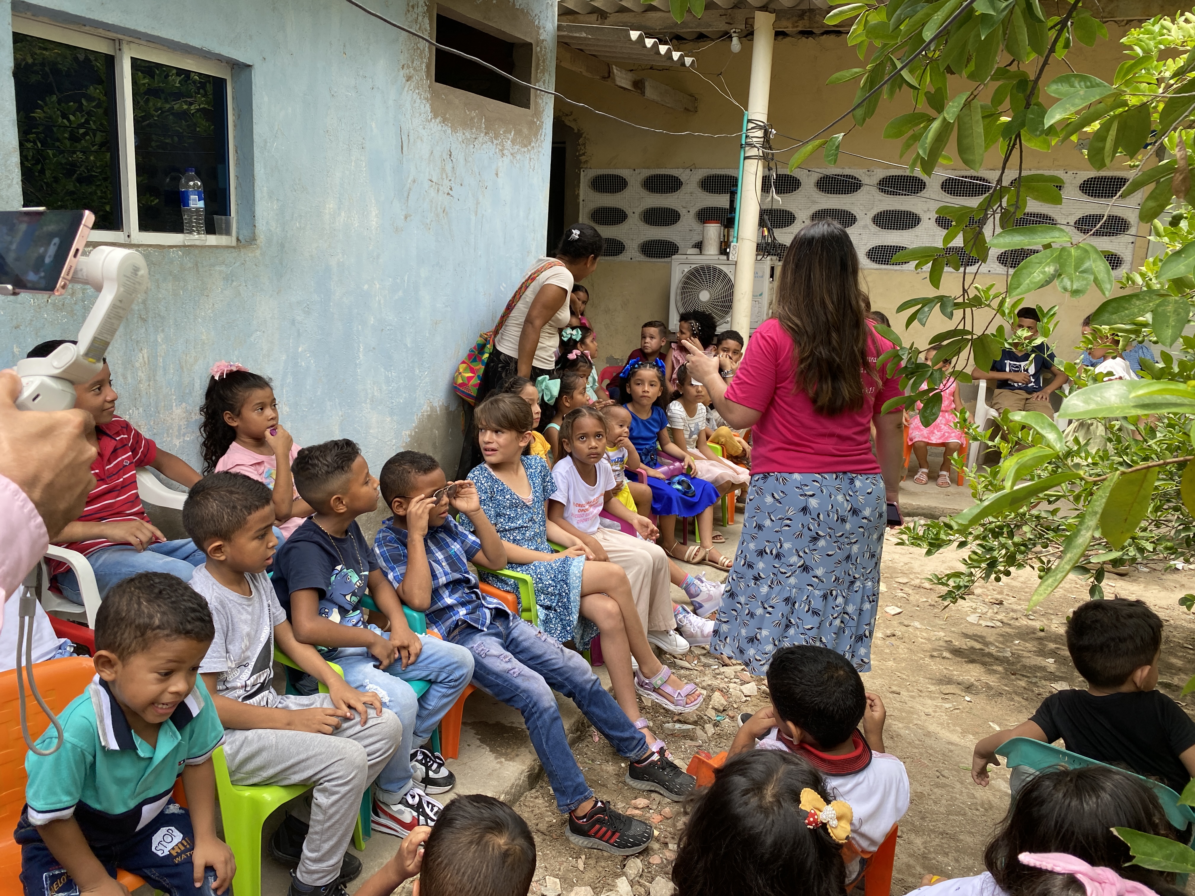 Actividad con niños en una comunidad