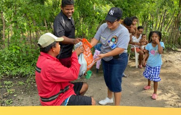 Entrega de alimentos en una misión