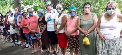 Mujeres de una comunidad reciben ayuda