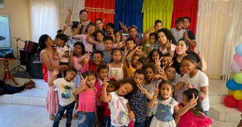 Celebración con los niños en una misión
