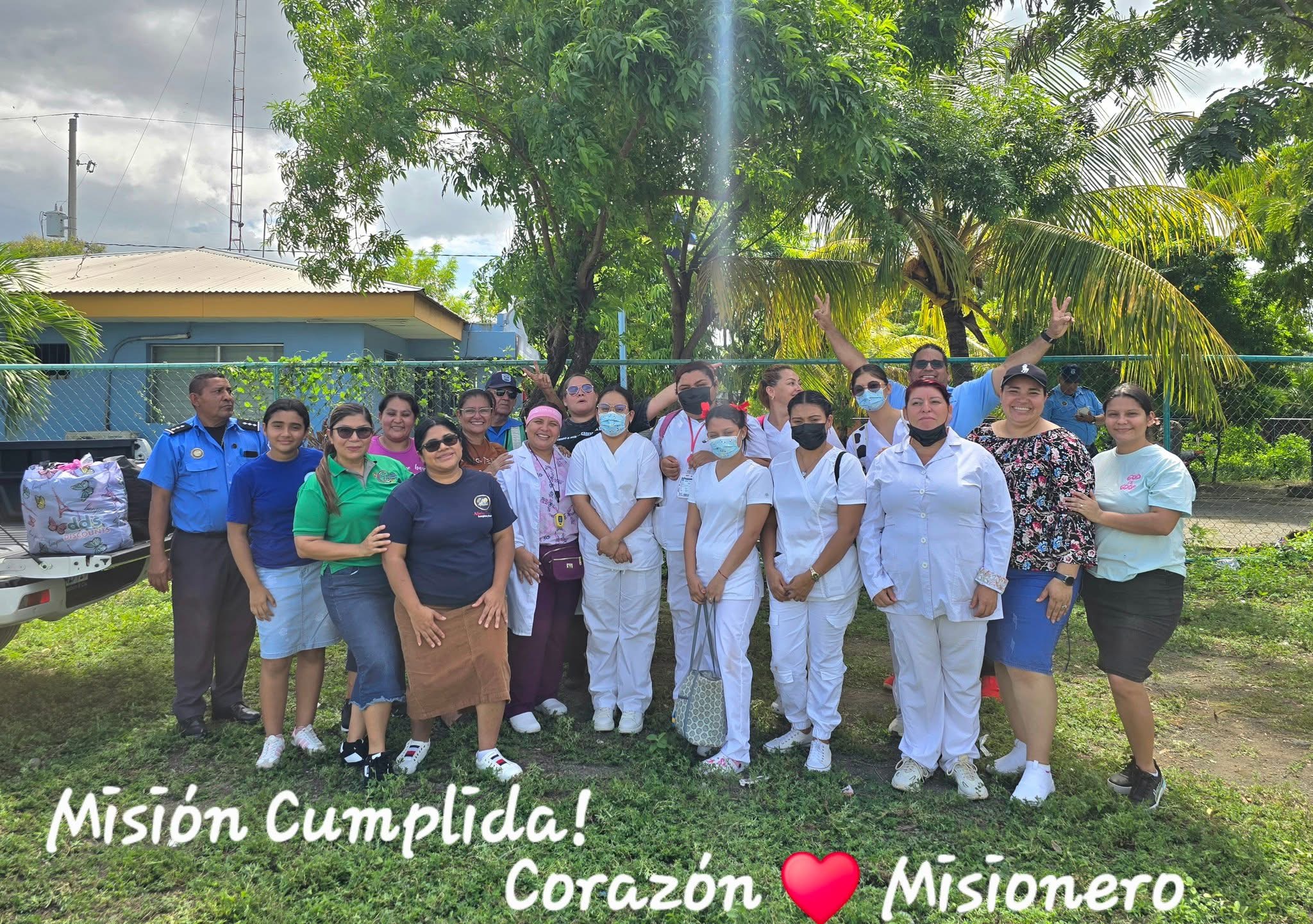 Equipo de la misión junto a enfermeras y autoridades locales