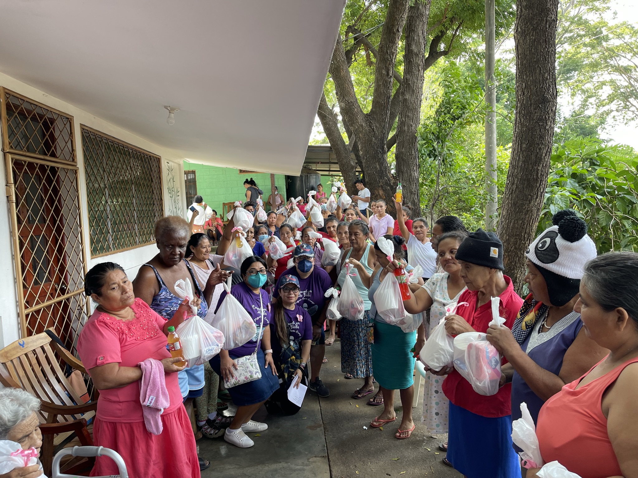 Entrega de ayuda a las pacientes en el albergue del hospital