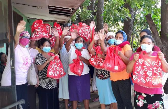 Mujeres del albergue reciben sus bolsas de ayuda